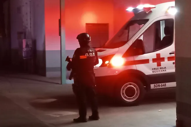 Balean desconocidos a persona que caminaba por la Buenos Aires