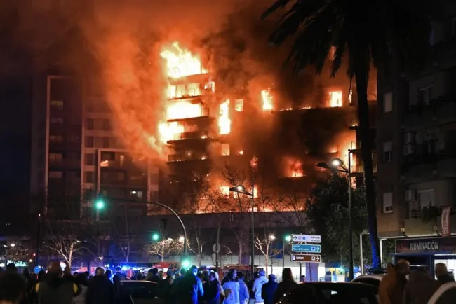 Voraz incendio en España deja al menos 4 muertos y 14 heridos