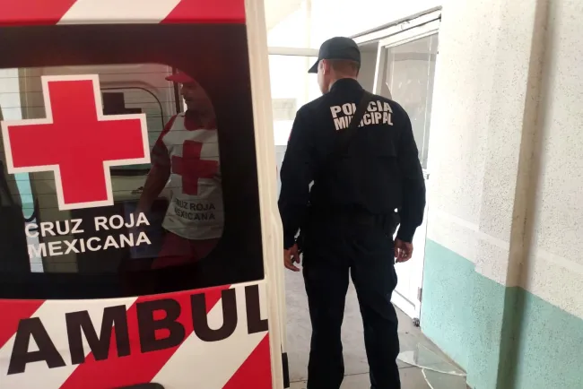 Le quitan celular y lo mandan al hospital