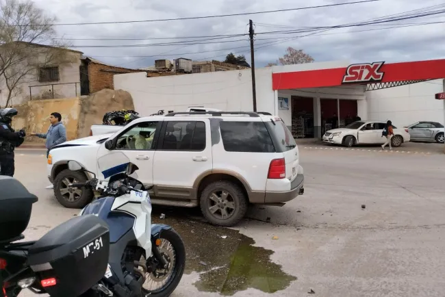 Provoca conductora choque con daños de consideración