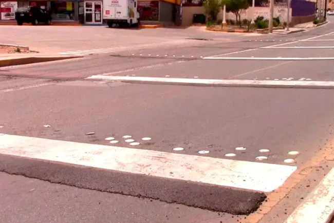 Colocan reductores de velocidad en dos bulevares de la ciudad