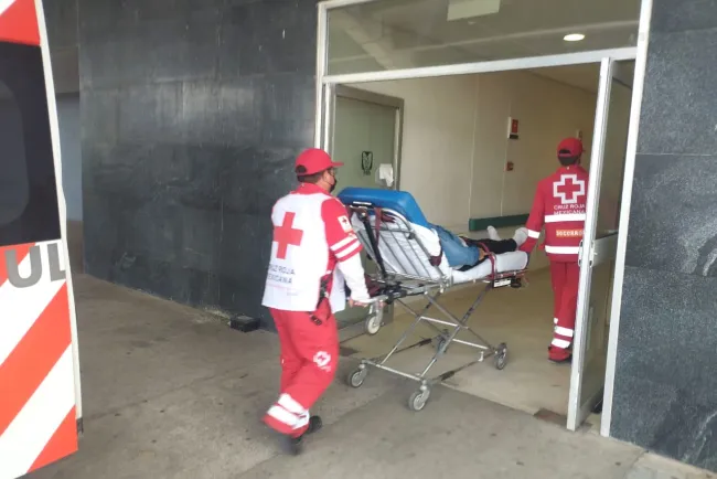 Auxilian a persona inconsciente con fuerte golpe en la cabeza