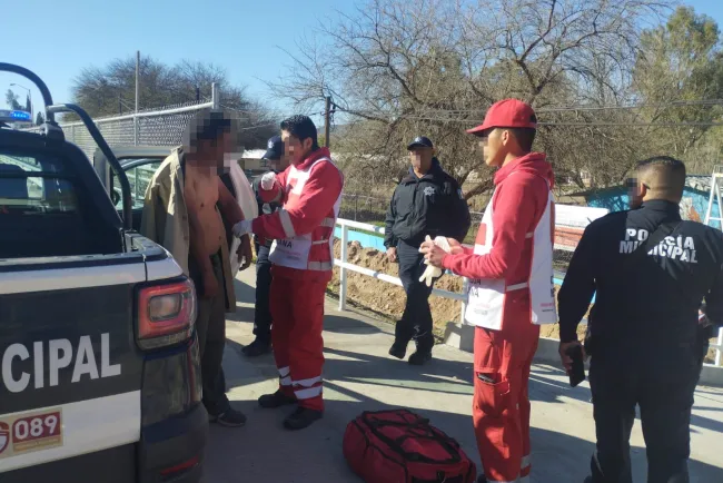 ‘Levantan’ y golpean a caminante; fue internado en el hospital