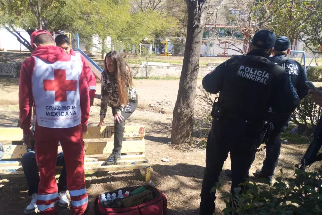 Reaniman a menor en parque por sobredisis