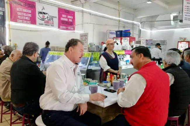 Inicia Ernesto Gándara campaña en el Mercado Municipal