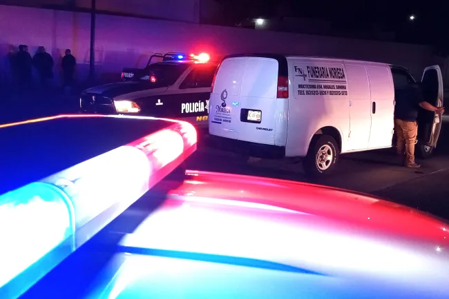 Encuentra mujer a su esposo sin vida; autoridades investigan causas