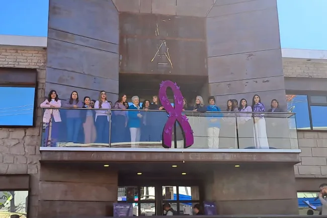 Colocan listón morado por Día de la Mujer