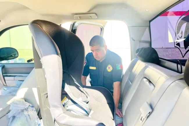 Capacitan a bomberos sobre el uso de la silla para bebé