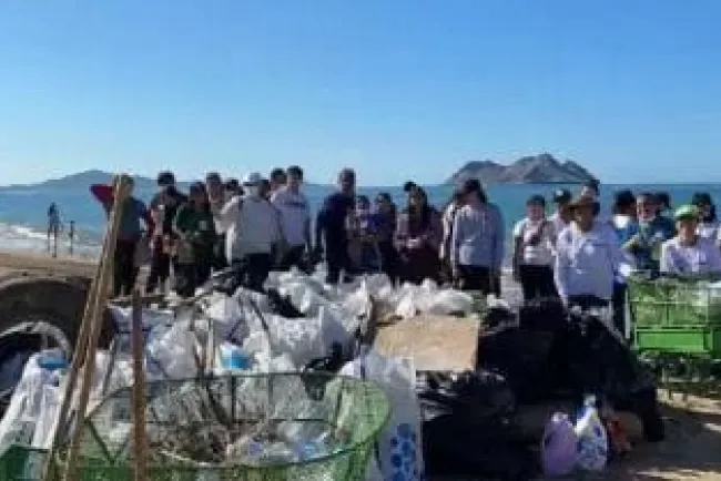 Realizan labores de limpieza en Bahía de Kino