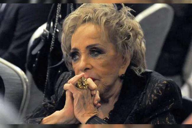 Sigue Silvia Pinal internada en hospital