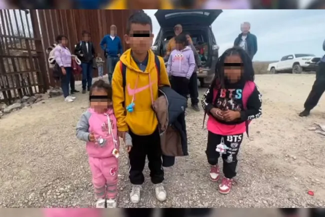 Abandona pollero a tres niños en la frontera de Arizona con México