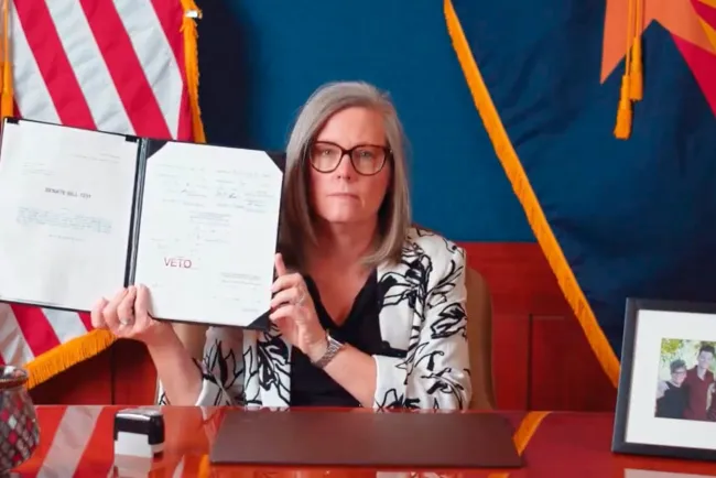 Veta gobernadora de Arizona Ley anti inmigrante