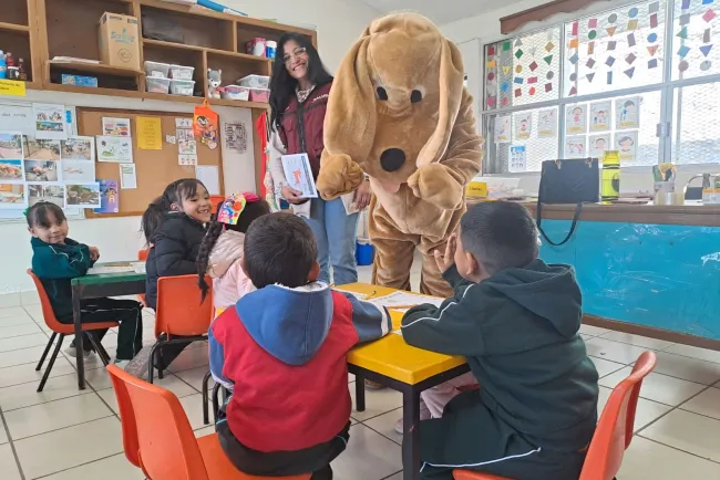 Llevan pláticas a pequeños sobre el cuidado de las mascotas