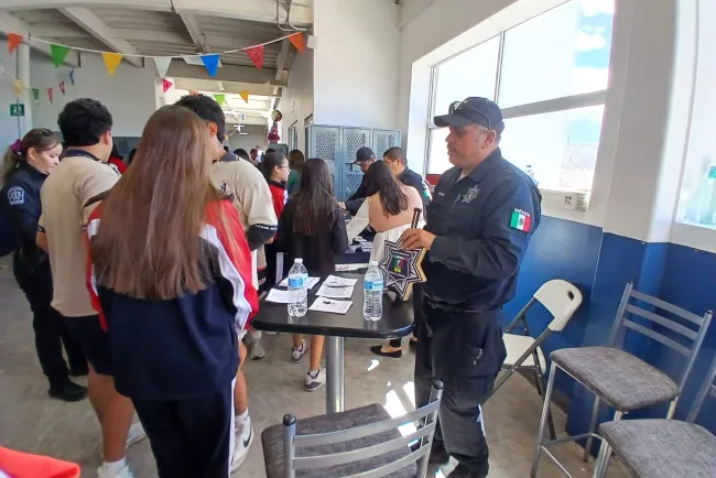 Tienen policías acercamiento con estudiantes del colegio Alfa