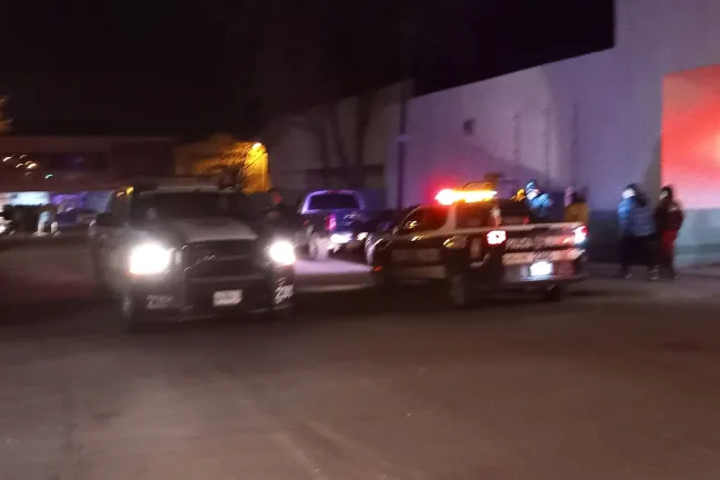 Intentan ‘levantarlo’ y lo golpean en la cabeza