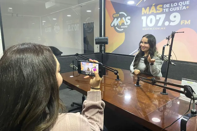Sobresale Lina Laborín como locutora de MAS Radio