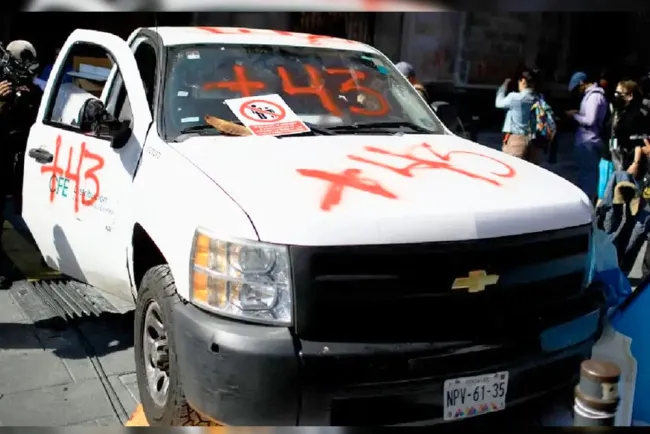 Ante negación de dialogo normalistas de Ayotzinapa derriban puerta de Palacio Nacional