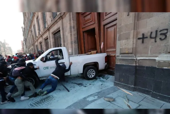 Denuncia AMLO “mano negra” por derribo de puerta, “Es una vulgar provocación”