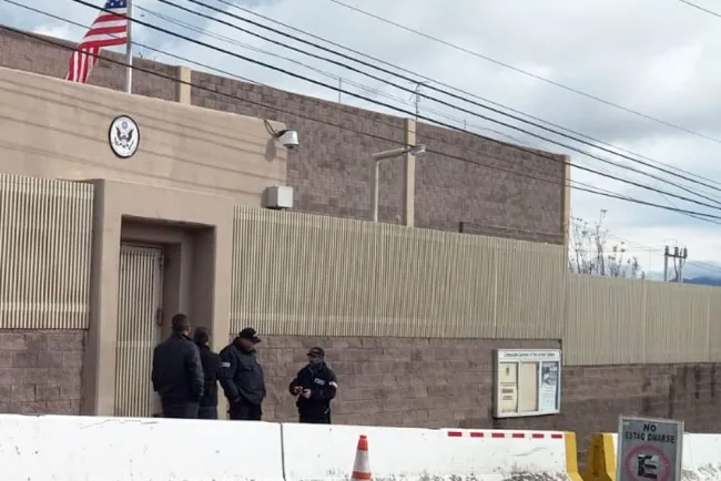 Entregan a pareja por presentar documentos falsos al tramitar visa