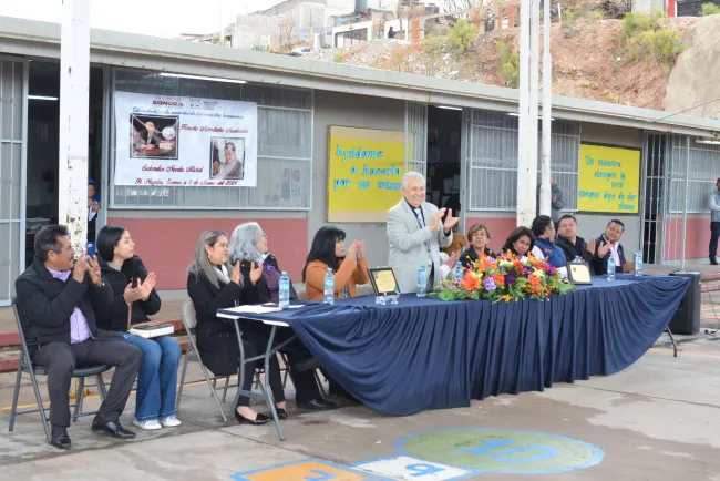 Honran a maestros con sus nombres en plantel educativo