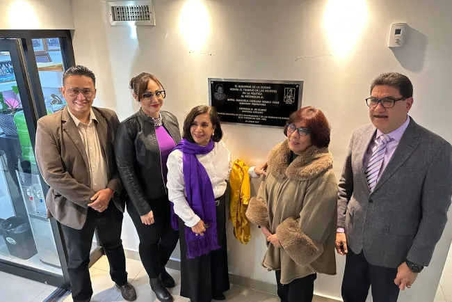 Develan placa en honor a distinguida nogalense