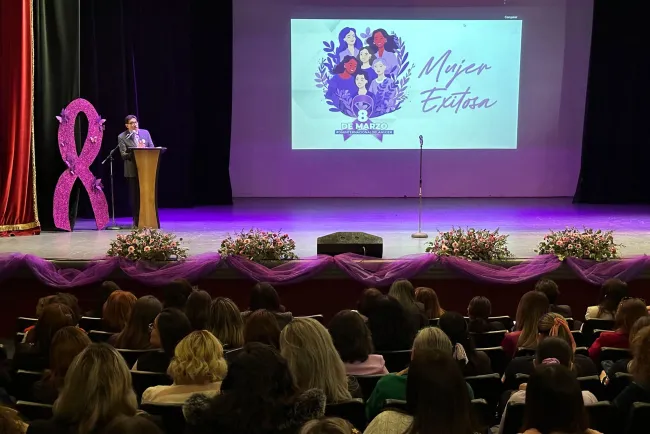 Realizan conferencia sobre el Día Internacional de la Mujer