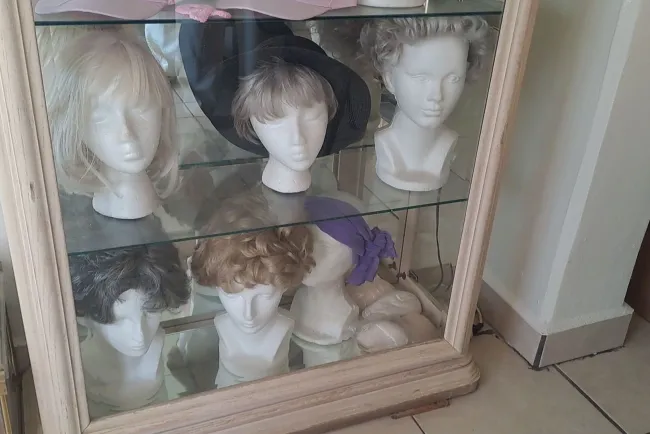 Brindan pelucas sensación de belleza en pacientes de cáncer