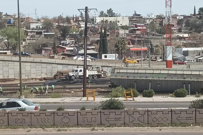 Tres vagones más del tren vuelcan en patios de Ferromex