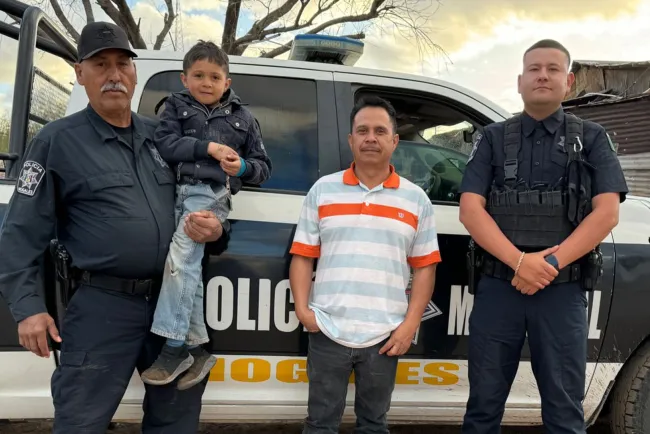 Rescatan policías municipales a menor extraviado en Mascareñas