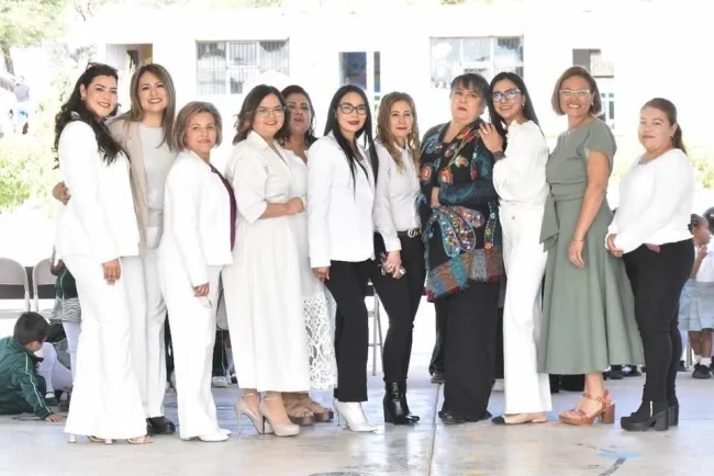 Nombran plantel educativo en homenaje a maestra Czilena Demara