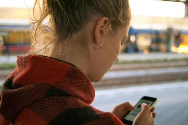 En México, casi 60% de las mujeres han sido víctima de stalkerware