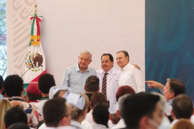 Supervisa López Obrador y Alfonso Durazo sistema de salud en Sonora