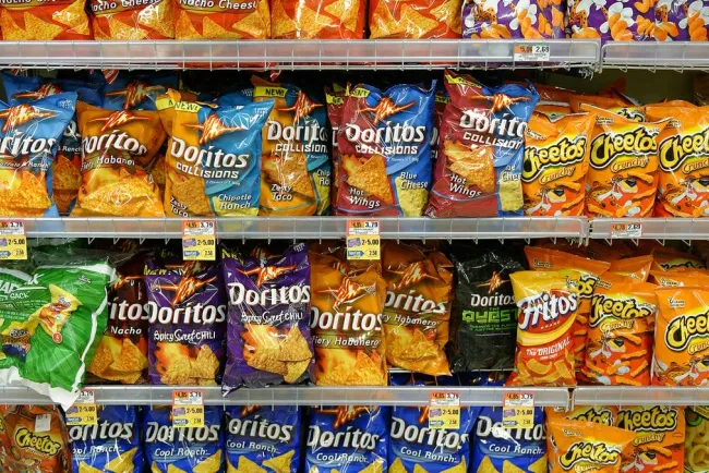 Vetarían comida chatarra en escuelas de California