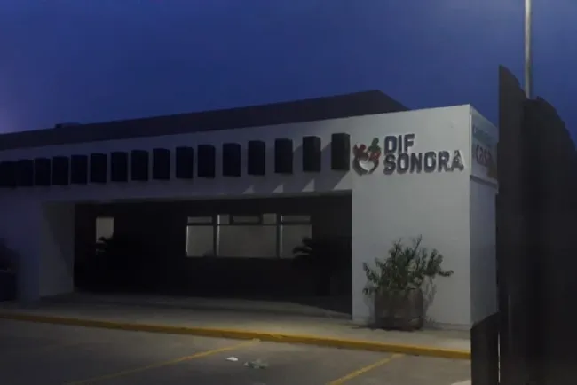 Huye migrante menor del albergue DIF