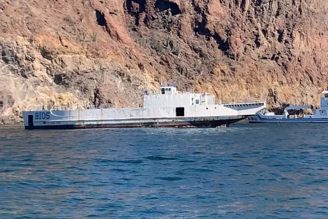 Hunden en San Carlos el buque Suchiate de la Semar