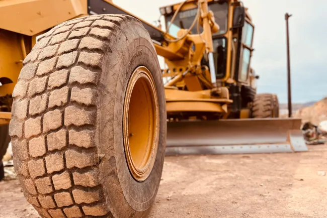 Dan mantenimiento a calles aledañas a obras