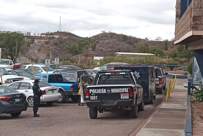 Realizan robo y daños a vehículo frente a unidad deportiva