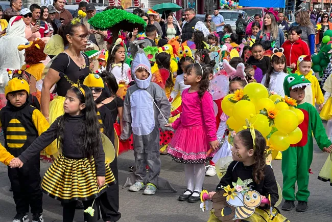 Desfilan pequeños por el Día de la Primavera