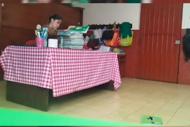 Quitan de su cargo a maestra que tiró libretas al suelo de alumnos en Toluca