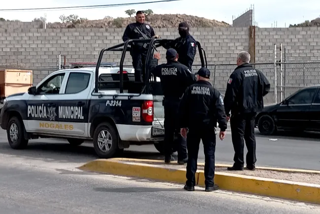 Abren boquete para llevarse herramienta y dinero