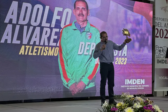 Adolfo Alvarez se lleva premio