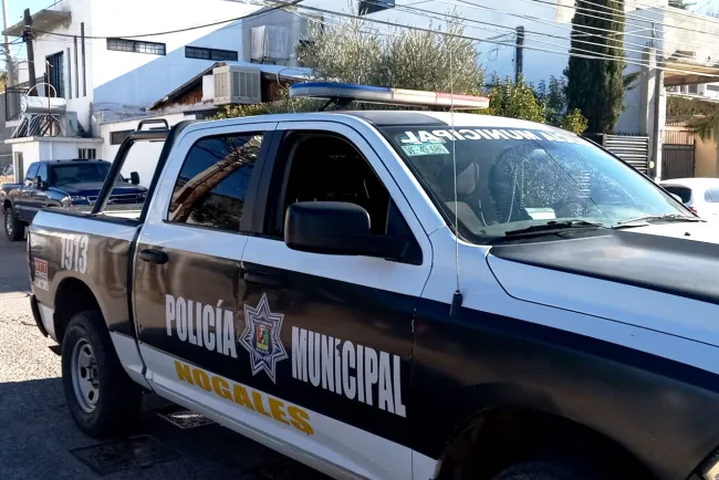 Provocan daños a vehículos y se dan a la fuga