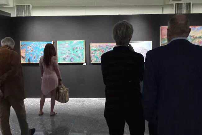 Presentan pinturas del finado Bud Holman