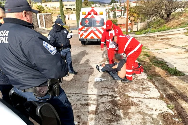 Dejan atado a hombre en la vía pública; provoca fuerte movilización policial