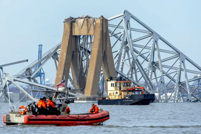 Informa AMLO que hay dos mexicanos desaparecidos en derrumbe de puente en EU