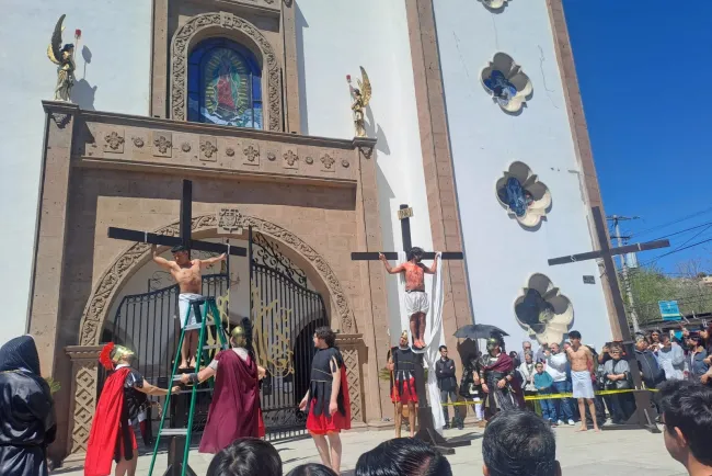 Son nogalenses testigos de Viacrucis personificado por integrantes de la Catedral