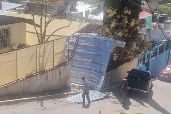 Causan daños fuertes vientos en edificaciones y estructuras