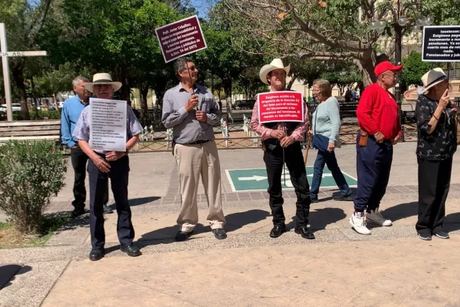 Piden aumento jubilados y pensionados de la Sección 54 del SNTE