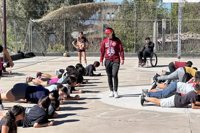 Imparte clínica Charisse Buruel