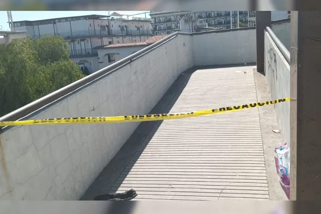 Permanece 48 horas persona sin vida en puente peatonal